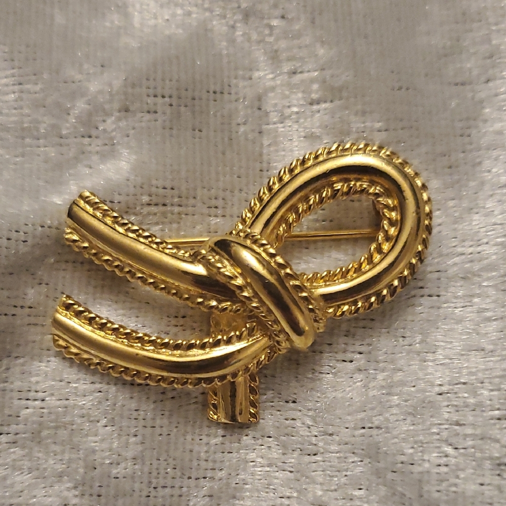 Vintage Signed AK ANNE KLEIN Classic Gold Tone TWIST Knot Ribbon Brooch Pin